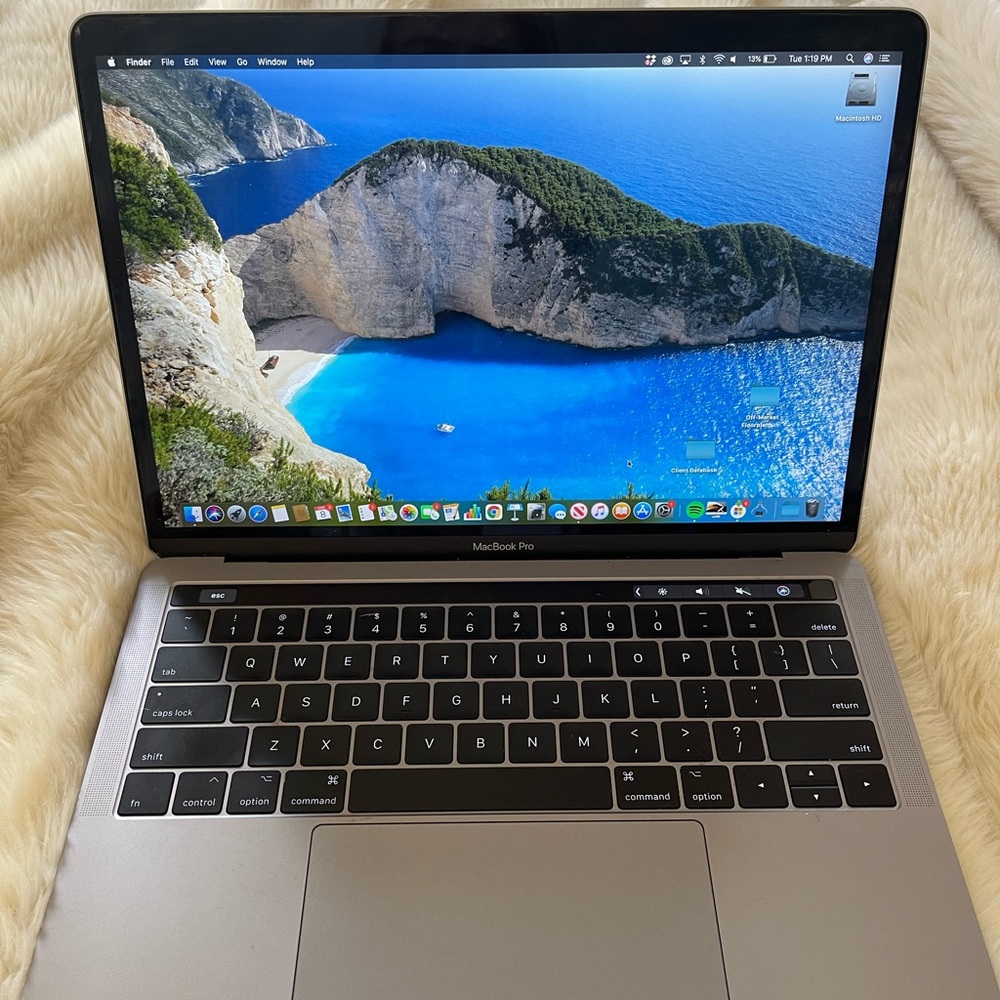 MacBook Pro (13-inch, 2017,  Four Thunderbolt 3 ports)